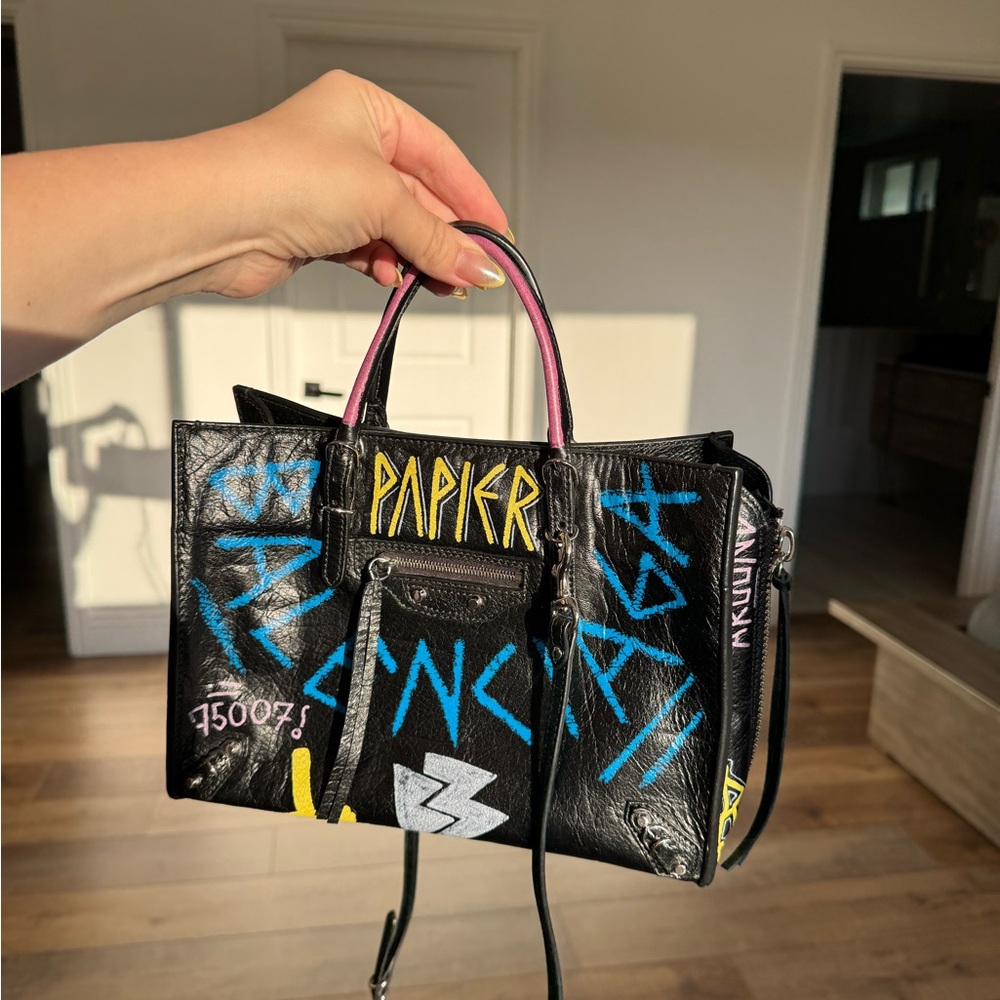 Balenciaga Agneau Multicolor Graffiti Papier A6 Zip Around Black Tote